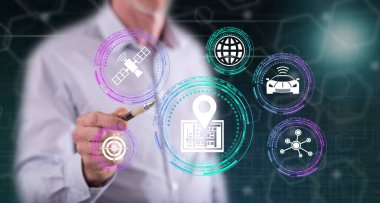 Adam bir dokunmatik ekran üzerinde bir gps kavram kalemle dokunma