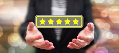 Kalite anlayışı arka planda bir kadının elleri yukarıda