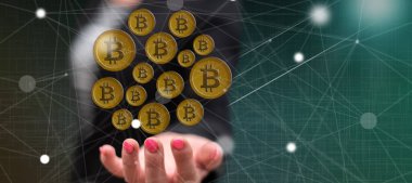 Bitcoin para birimi kavramı arka planda bir kadının elini yukarıda