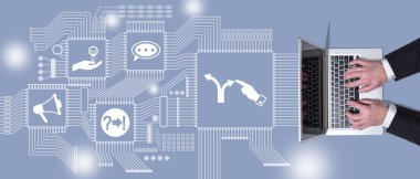 Koçluk konsepti sembollü dizüstü bilgisayar kullanan ellerin üst görünümü