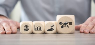 Esg kavramının sembolü olan tahta bloklar