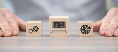 Çevrimiçi araştırma kavramının sembolü olan tahta bloklar