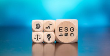 Mavi arkaplanda EG sembolü olan tahta bloklar