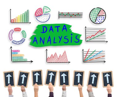 Veri analiz kavramı üzerinde işaret eden oklar ile yazma slates holding eller