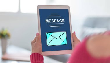 Bir ileti konsepti gösteren tablet ekranı