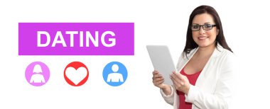 Arka plan üzerinde online dating konsepti ile dijital tablet kullanan kadın