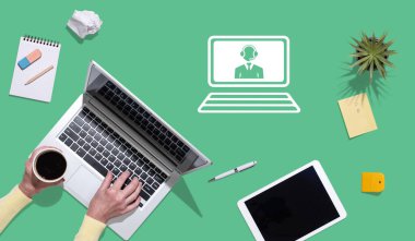 Çevrimiçi destek kavramının sembolü olan dizüstü bilgisayar kullanan ellerin üst görünümü