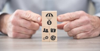 Hükümet yardımı sembollü tahta bloklar