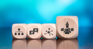 Mavi arka planda atölye konsepti sembollü tahta bloklar