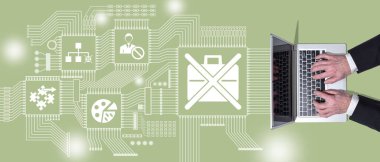 İş kaybı konseptine sahip dizüstü bilgisayar kullanan ellerin üst görünümü