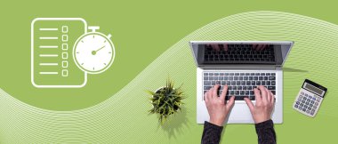 Eylem planının sembolü olan dizüstü bilgisayar kullanan ellerin üst görünümü