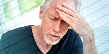 Evde başı ağrıyan olgun bir adam, geometrik desen.