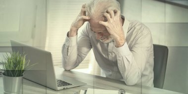 Sinirli iş adamı dizüstü bilgisayarının önünde, geometrik desenli