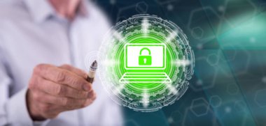 Siber güvenlik kavramına dokunan bir adam dokunmatik ekranda kalemle