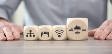 Bulut oyun konsepti sembollü tahta bloklar