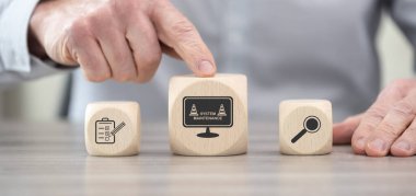 Sistem bakım kavramının sembolü olan tahta bloklar