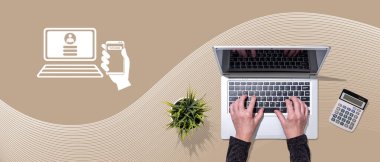 2fa konsepti sembollü dizüstü bilgisayar kullanan ellerin üst görünümü