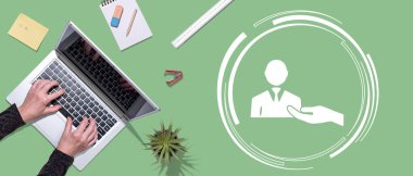 Giriş kavramının sembolü olan dizüstü bilgisayar kullanan ellerin üst görünümü