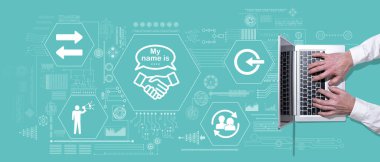 Giriş kavramının sembolü olan dizüstü bilgisayar kullanan ellerin üst görünümü