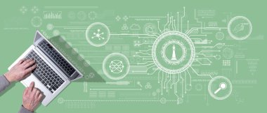 Dijital strateji kavramının sembolü olan dizüstü bilgisayar kullanan ellerin üst görünümü