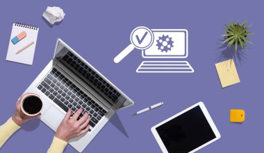 Yazılım testi kavramının sembolü olan dizüstü bilgisayar kullanan ellerin üst görünümü