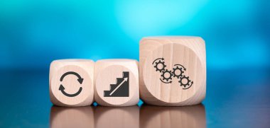 Mavi arkaplanda iş akışı kavramının sembolü olan tahta bloklar