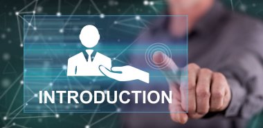 Adam dokunmatik ekranda bir tanıtım konseptine parmağıyla dokunuyor.