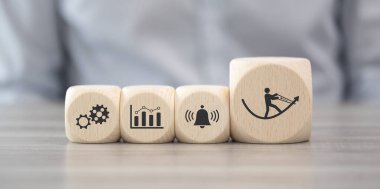 Kriz yönetimi konsepti sembollü tahta bloklar