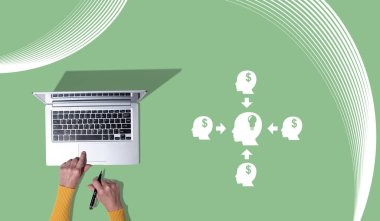 Kitle fonlama kavramının sembolü olan dizüstü bilgisayar kullanan ellerin üst görünümü