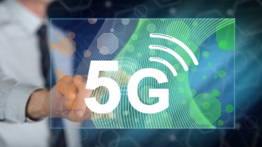 Bir adam dokunmatik ekranda 5G konseptine parmağıyla dokunuyor.
