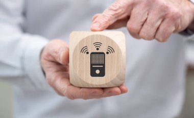 Akıllı konuşmacı kavramının sembolü olan tahta bir küp.