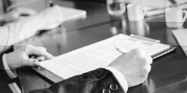 İş adamları bir eğitim sırasında not alıyorlar, geometrik desen