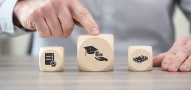 Fafsa kavramının sembolü olan tahta bloklar