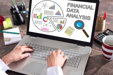 Bir dizüstü bilgisayarda gösterilen finansal veri analizi kavramı