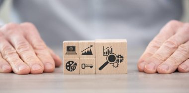 Tahta bloklar, seo kavramının sembolü.