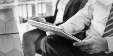 İş adamları bir eğitim sırasında not alıyorlar, geometrik desen