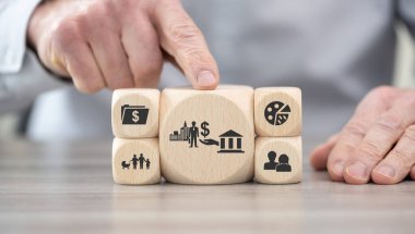 Hükümet yardımı sembollü tahta bloklar