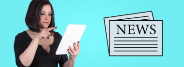 Arka plan üzerinde haber konsepti ile dijital tablet kullanan kadın