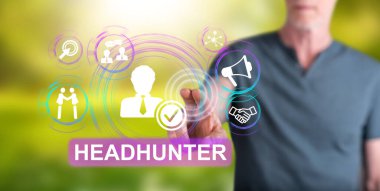 Adam dokunmatik ekranda işe alım konseptine parmağıyla dokunuyor.