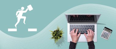 İş geçişi kavramının sembolü olan dizüstü bilgisayar kullanan ellerin üst görünümü