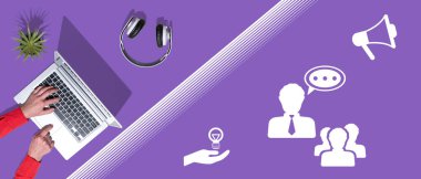 Koçluk konsepti sembollü dizüstü bilgisayar kullanan ellerin üst görünümü