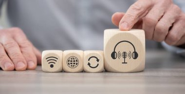 Podcast konsepti sembollü tahta bloklar