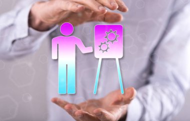 Arka plandaki bir adamın elleri arasındaki eğitim kavramı