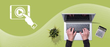 Video pazarlama konsepti sembollü dizüstü bilgisayar kullanan ellerin üst görünümü