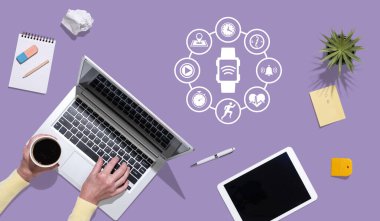 Giyilebilir teknoloji sembolü olan dizüstü bilgisayar kullanan ellerin üst görünümü