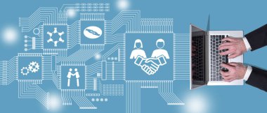 Arkadaşlık konsepti sembolü olan dizüstü bilgisayar kullanan eller.