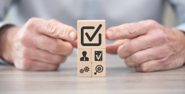 Onaylama konsepti sembollü tahta bloklar