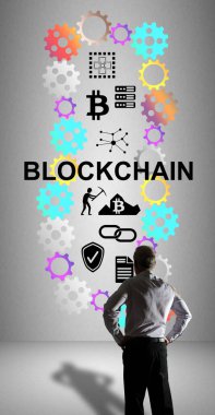 İş adamı duvara çizilmiş bir zincir konsepti izliyor