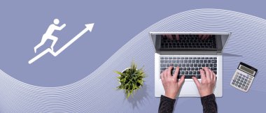 Motivasyon konsepti sembolü olan dizüstü bilgisayar kullanan ellerin üst görünümü