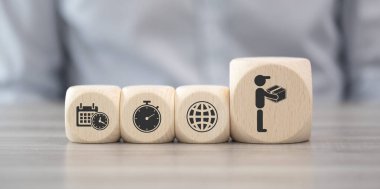 Teslimat konsepti sembollü tahta bloklar.